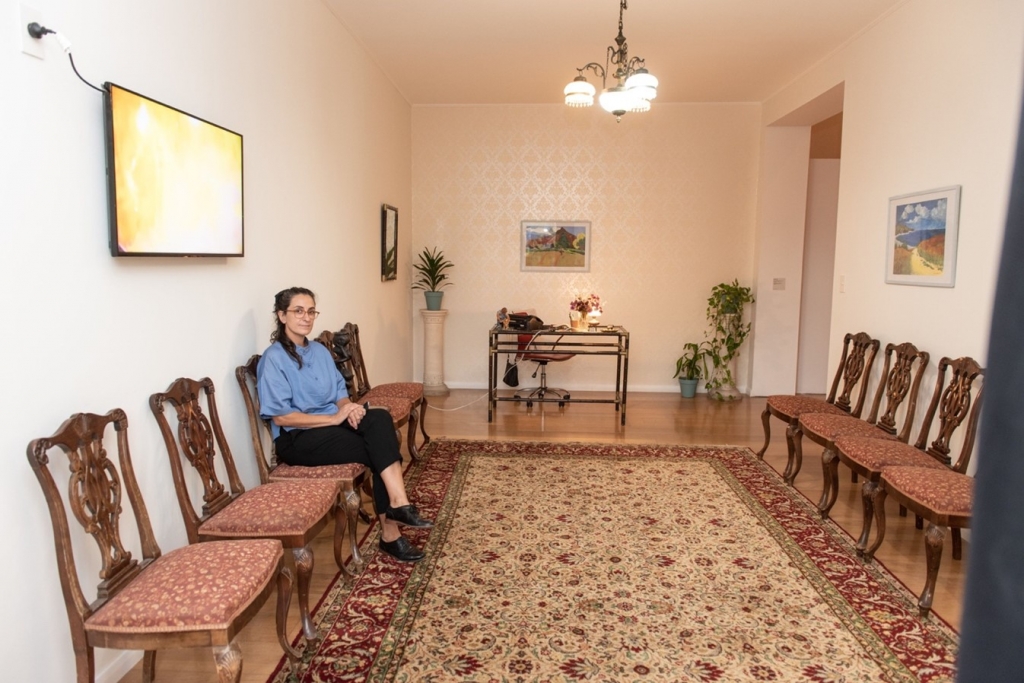 Marisa Rubio en su instalación. Ph Guyot, cortesía Malba